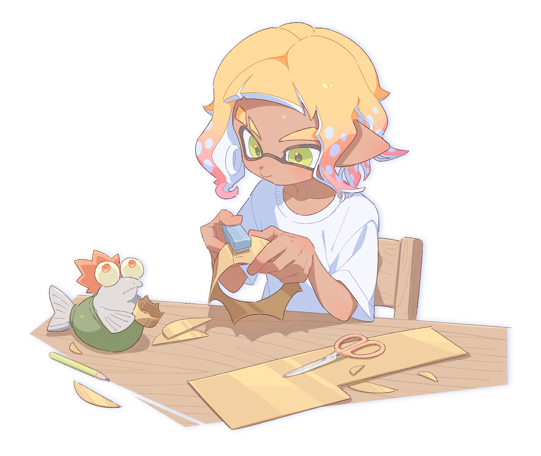 surume01417, inkling boy, inkling player character, smallfry (splatoon), nintendo, splatoon (series), splatoon 3, commentary request, highres, 1boy, blonde hair, closed mouth, crown, dark-skinned male, dark skin, eyebrow cut, gradient hair, green eyes, holding stapler, inkling, male focus, multicolored hair, pencil, pink hair, pointy ears, salmonid, scissors, shirt, short hair, short sleeves, smile, stapler, t-shirt, tentacle hair, thick eyebrows, white shirt