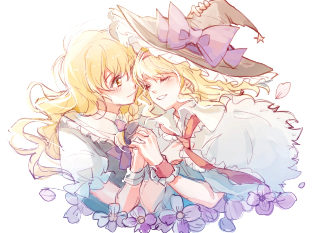 cui ying, alice margatroid, kirisame marisa, touhou, chinese commentary, commentary request, 2girls, black hat, blonde hair, blush, bow, closed eyes, closed mouth, flower, frilled hat, frills, grin, hat, hat bow, heads together, holding hands, interlocked fingers, long hair, multiple girls, purple bow, purple flower, simple background, smile, white background, witch hat, yellow eyes, yuri