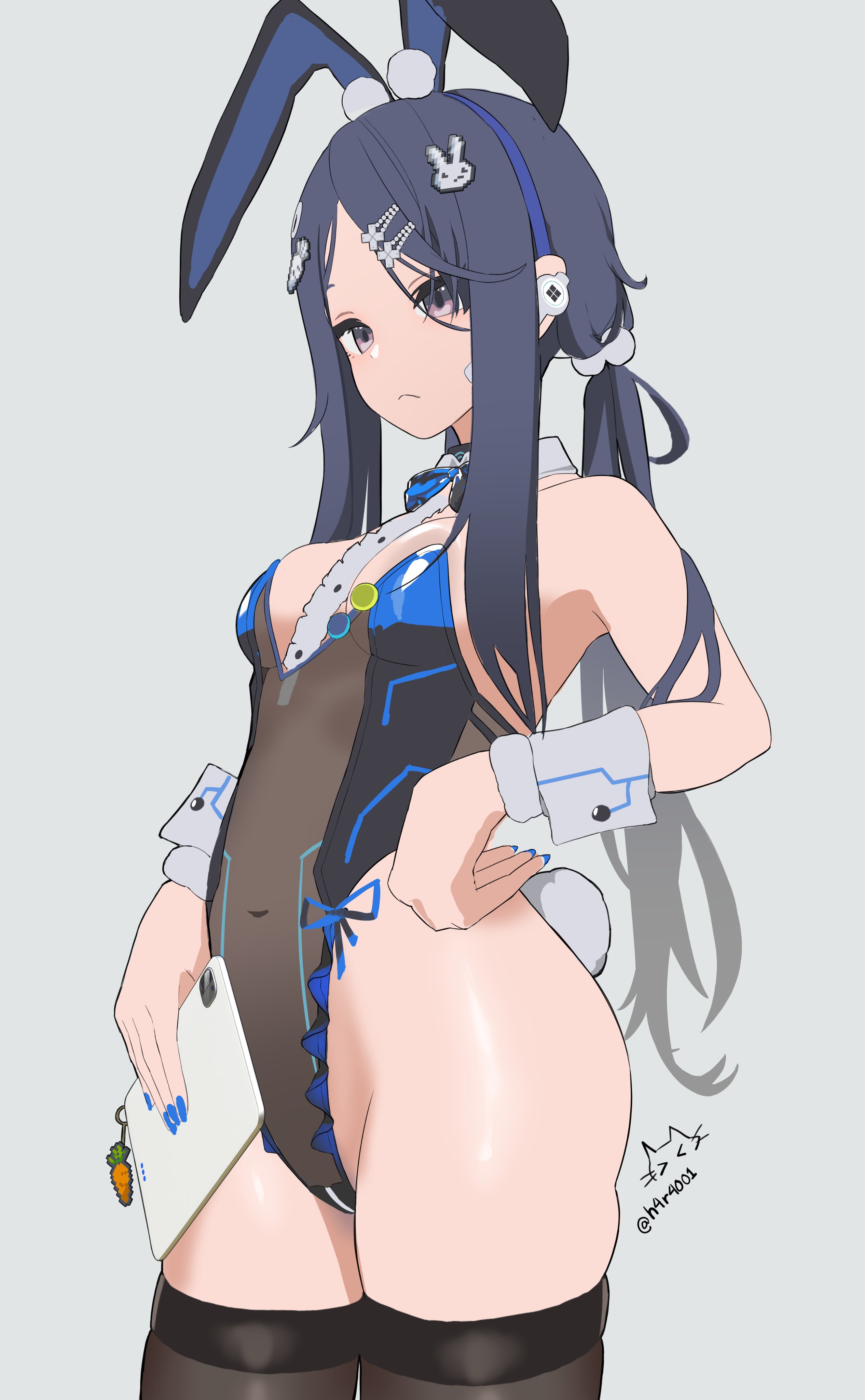 exia (hacker rabbit) (nikke), exia (nikke), goddess of victory: nikke, absurdres, highres, 1girl, animal ears, black leotard, black thighhighs, breasts, detached collar, earphones, fake animal ears, fake horns, grey background, grey eyes, highleg, highleg leotard, horns, leotard, long hair, low twintails, modu, official alternate costume, playboy bunny, rabbit ears, rabbit tail, sidelocks, skindentation, small breasts, solo, tail, thighhighs, thighs, twintails
