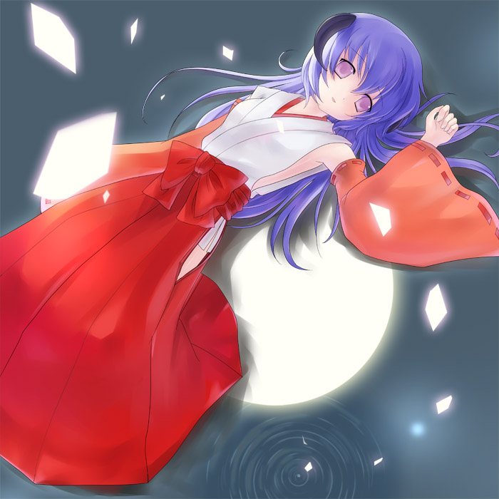 6u (eternal land), kiyu, hanyuu, higurashi no naku koro ni, traditional clothes, 00s, 1girl, blue hair, female focus, hakama, hakama skirt, horns, japanese clothes, miko, purple hair, red hakama, skirt, solo