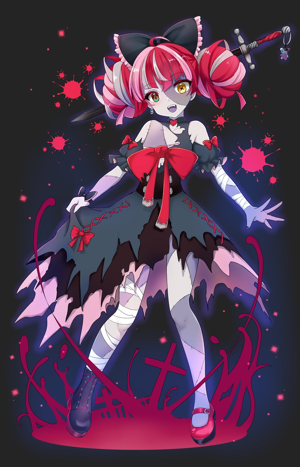 terimuku, kureiji ollie, kureiji ollie (1st costume), hololive, hololive indonesia, commentary request, highres, 1girl, :d, ahoge, asymmetrical footwear, bandaged arm, bandaged leg, bandages, black background, black boots, black bow, black dress, blood, blood splatter, boots, bow, brown eyes, double bun, dress, fangs, frilled bow, frills, full body, green eyes, grey hair, hair bow, hair bun, head tilt, heterochromia, lace-up boots, looking at viewer, mismatched footwear, mismatched pupils, multicolored hair, open mouth, patchwork skin, pink hair, puffy short sleeves, puffy sleeves, red bow, red hair, red shoes, shoes, short sleeves, smile, solo, standing, sword, symbol-shaped pupils, torn clothes, torn dress, two-tone hair, virtual youtuber, weapon, x-shaped pupils, yellow eyes