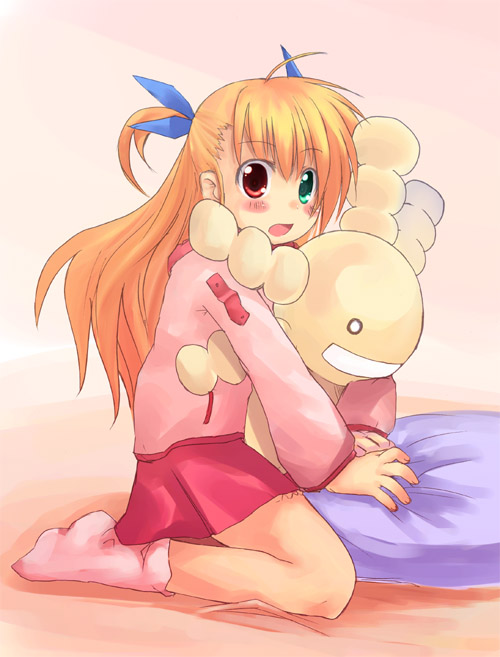 karamiti, oryzae-tan, vivio, lyrical nanoha, mahou shoujo lyrical nanoha, mahou shoujo lyrical nanoha strikers, moyashimon, 00s, 1girl, blush, crossover, female focus, full body, green eyes, hair ribbon, heterochromia, hug, long hair, long sleeves, looking at viewer, pink background, red eyes, ribbon, simple background, sitting, socks, solo, two side up, very long hair, wariza
