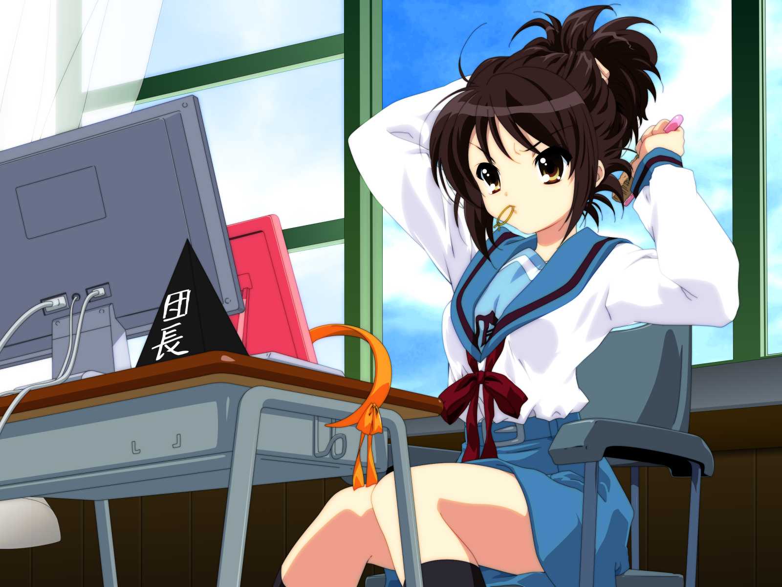ikeda shouko, suzumiya haruhi, suzumiya haruhi no yuuutsu, highres, 00s, 1girl, brushing hair, brushing own hair, classroom, comb, computer, desk, female focus, hair brush, indoors, mouth hold, school, school desk, solo