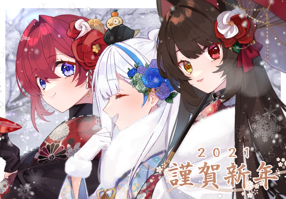 akym, ange katrina, inui toko, lize helesta, nijisanji, commentary request, translation request, 2021, 3girls, alternate costume, animal ears, black gloves, black shawl, blue flower, blue hair, blue kimono, blurry, blurry background, border, brown hair, choko (cup), closed eyes, closed mouth, crossed bangs, cup, dog ears, floral print, floral print kimono, flower, from side, fur-trimmed gloves, fur shawl, fur trim, gloves, green flower, group picture, hair between eyes, hair flower, hair intakes, hair ornament, hand up, holding, holding cup, holding umbrella, japanese clothes, kanzashi, kimono, long hair, long sleeves, looking at viewer, looking to the side, multicolored hair, multiple girls, open mouth, outdoors, outside border, parted lips, print kimono, purple eyes, purple flower, purple pupils, red eyes, red flower, red hair, red kimono, red pupils, sanbaka (nijisanji), shawl, single sidelock, smile, snowflakes, snowing, streaked hair, tsumami kanzashi, turning head, two-tone hair, umbrella, virtual youtuber, wavy eyes, white border, white gloves, white hair, white shawl, winter, yellow eyes, yellow flower, yellow pupils