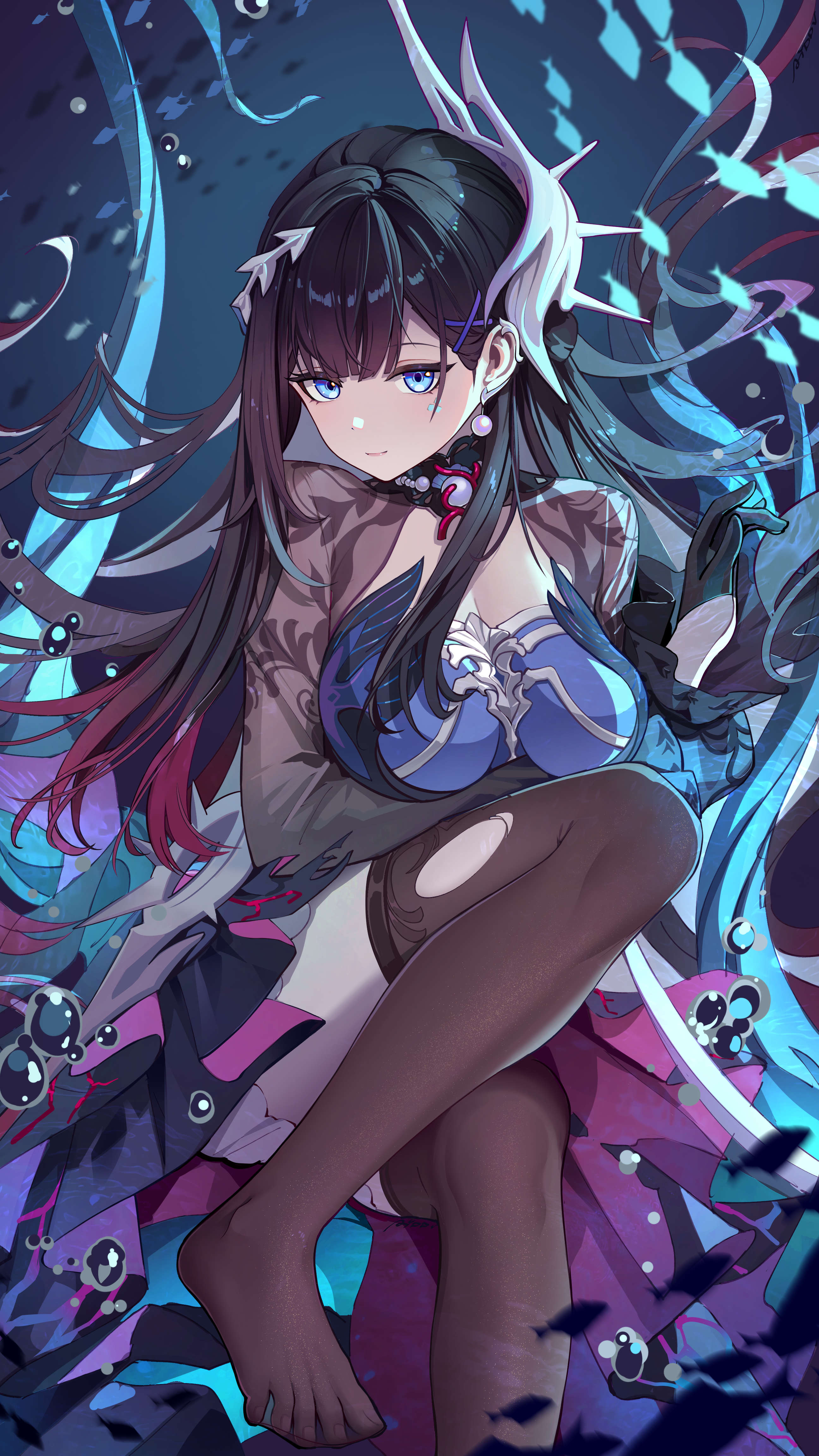 ai dongdong, hysilens (honkai: star rail), honkai: star rail, honkai (series), absurdres, highres, 1girl, black dress, black hair, black thighhighs, blue dress, blue eyes, breasts, dress, earrings, fish, jewelry, large breasts, long hair, looking at viewer, multicolored hair, purple hair, shrug (clothing), solo, thighhighs, thighs, toes, torn clothes, torn thighhighs, two-tone hair, underwater, very long hair