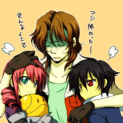 hio (artist), feldt grace, haro, lockon stratos, setsuna f. seiei, gundam, gundam 00, lowres, translated, 00s, 1girl, 2boys, :d, ^ ^, black gloves, black hair, breasts, closed eyes, collarbone, gloves, green eyes, hug, jacket, multiple boys, open clothes, open jacket, open mouth, pink hair, red eyes, shaded face, shirt, short sleeves, simple background, smile, t-shirt, yellow background