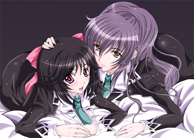 mura (mapisha), hanazono shizuma, sakuragi kaori, strawberry panic!, 00s, 2girls, bed, black hair, blush, dress, grey hair, hair ribbon, hand on another's head, long hair, lying, multiple girls, necktie, on stomach, own hands clasped, own hands together, pink eyes, ponytail, ribbon, school uniform, serafuku, short hair, sparkle, yellow eyes