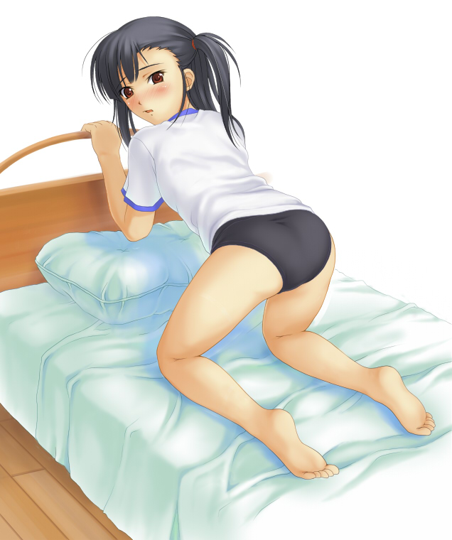 suda (yuunagi enikki), sakurazaki setsuna, mahou sensei negima!, 00s, ass, asymmetrical bangs, barefoot, bed, bent over, black hair, blush, brown eyes, buruma, feet, gym uniform, looking back, scared, side ponytail, solo