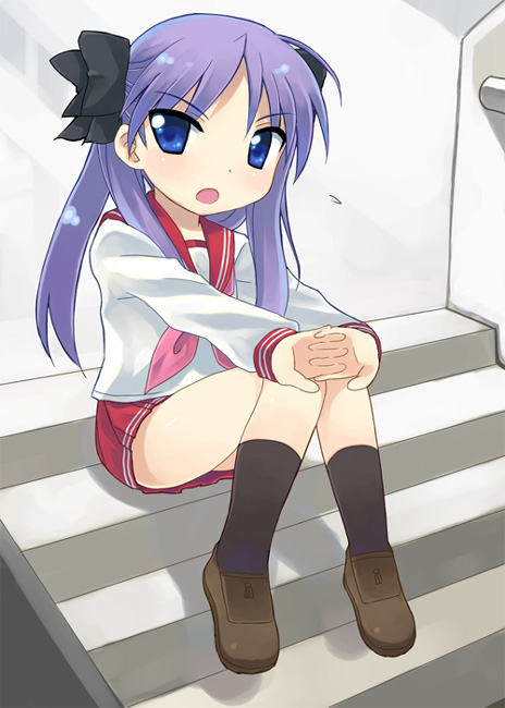 otoutogimi, hiiragi kagami, lucky star, 00s, 1girl, female focus, school uniform, serafuku, sitting, sitting on stairs, solo, stairs, twintails