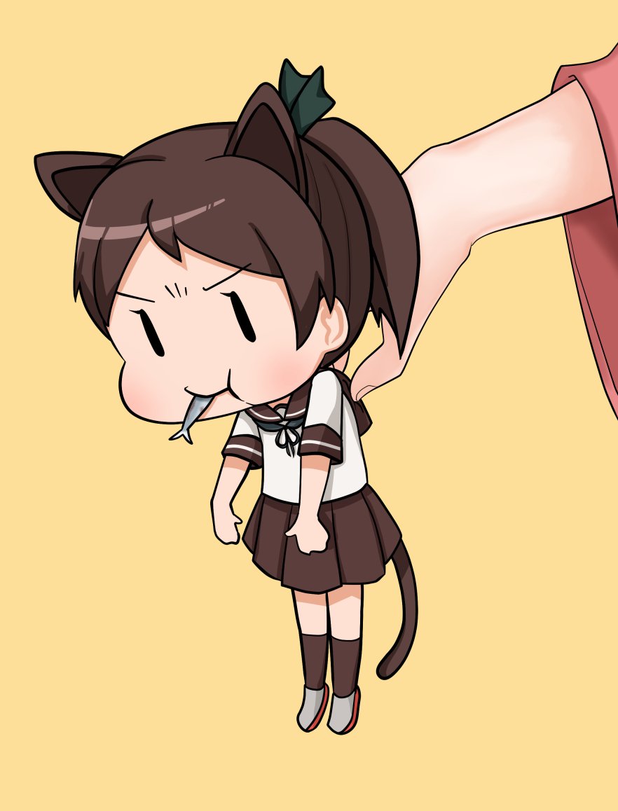 takasugi heppu, houshou (kancolle), shikinami (kancolle), kantai collection, 2girls, :3, afterimage, animal ears, brown hair, brown sailor collar, brown skirt, cat ears, cat tail, eating, fish (food), food in mouth, holding, mini person, minigirl, multiple girls, orange background, oversized object, pleated skirt, ponytail, sailor collar, school uniform, serafuku, short hair, skirt, solid oval eyes, solo focus, sound effects, tail