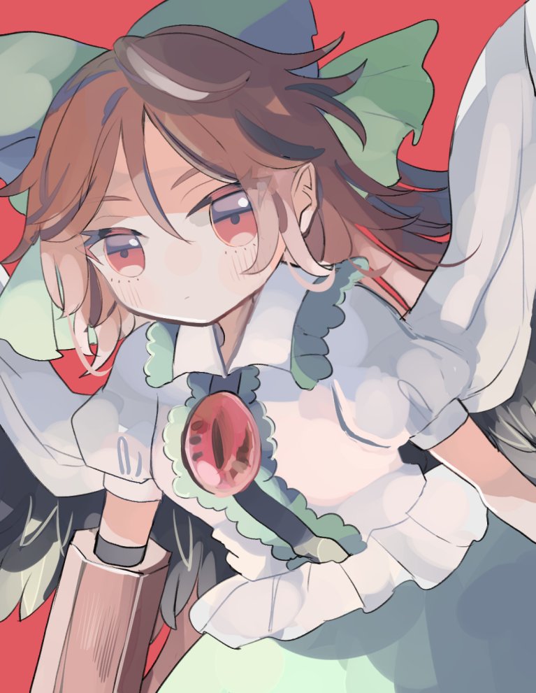 hiyuu (hiyualice), reiuji utsuho, touhou, commentary, 1girl, arm cannon, black wings, bow, brown hair, cape, center frills, collared shirt, control rod (touhou), feathered wings, frilled shirt collar, frills, green bow, green skirt, hair bow, long hair, looking at viewer, puffy short sleeves, puffy sleeves, red background, red eyes, shirt, short sleeves, skirt, solo, third eye, upper body, weapon, white cape, white shirt, wings