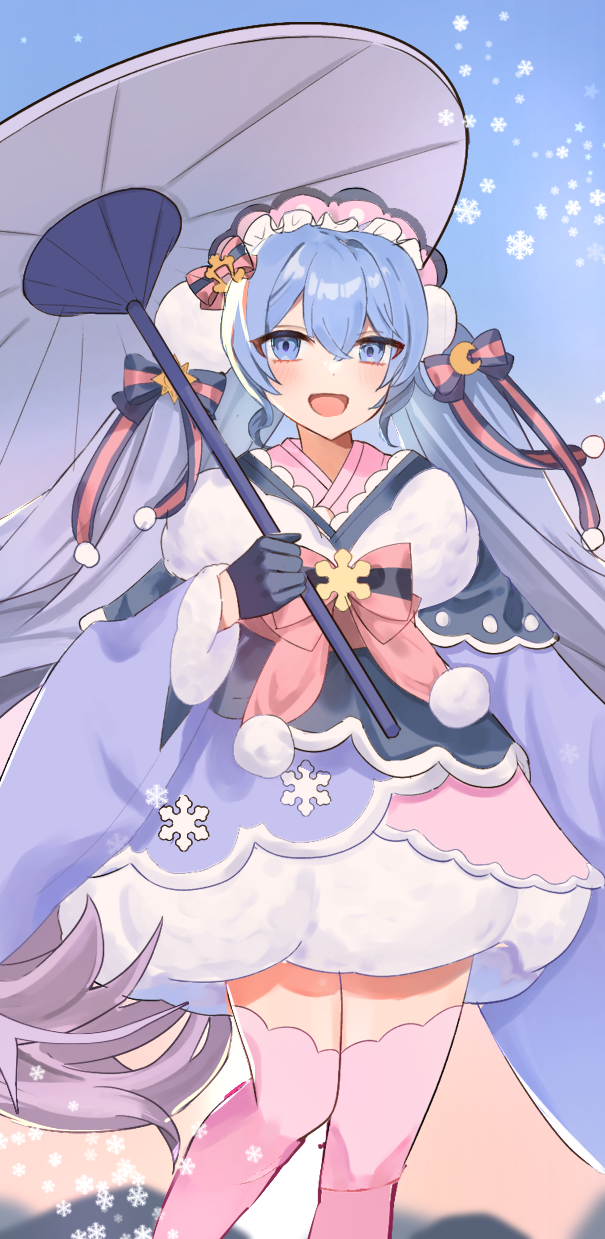 mi (hege2223), hatsune miku, yuki miku, yuki miku (2023), vocaloid, highres, 1girl, black gloves, blue eyes, blue hair, blush, crescent, crescent hair ornament, fur-trimmed kimono, fur-trimmed sleeves, fur trim, gloves, gradient hair, hair ornament, holding, holding umbrella, japanese clothes, kimono, long hair, long sleeves, looking at viewer, multicolored hair, open mouth, pink hair, pink kimono, pink thighhighs, pom pom (clothes), smile, solo, sun hair ornament, thighhighs, twintails, umbrella, very long hair
