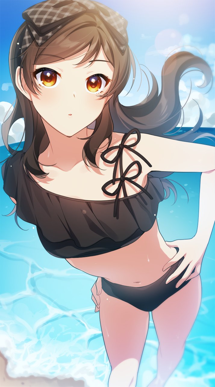 touon, kitazawa shiho, idolmaster, idolmaster million live!, idolmaster million live! theater days, highres, 1girl, :o, beach, bikini, black bikini, black hairband, blue sky, blurry, brown eyes, brown hair, cloud, collarbone, cowboy shot, depth of field, eyelashes, frilled bikini, frills, hair ribbon, hairband, hands on own hips, long hair, looking at viewer, ocean, outdoors, parted bangs, parted lips, plaid hairband, ribbon, single off shoulder, sky, solo, sunlight, swimsuit, wind