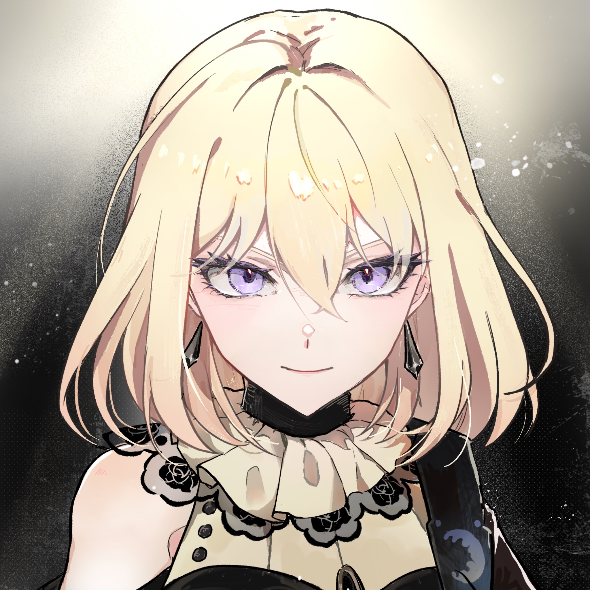 jingying, doloris (bang dream!), misumi uika, bang dream!, bang dream! it's mygo!!!!!, chinese commentary, commentary request, highres, 1girl, bare shoulders, black background, blonde hair, closed mouth, clothing cutout, earrings, hair between eyes, jewelry, looking at viewer, medium hair, purple eyes, shoulder cutout, smile, solo, upper body