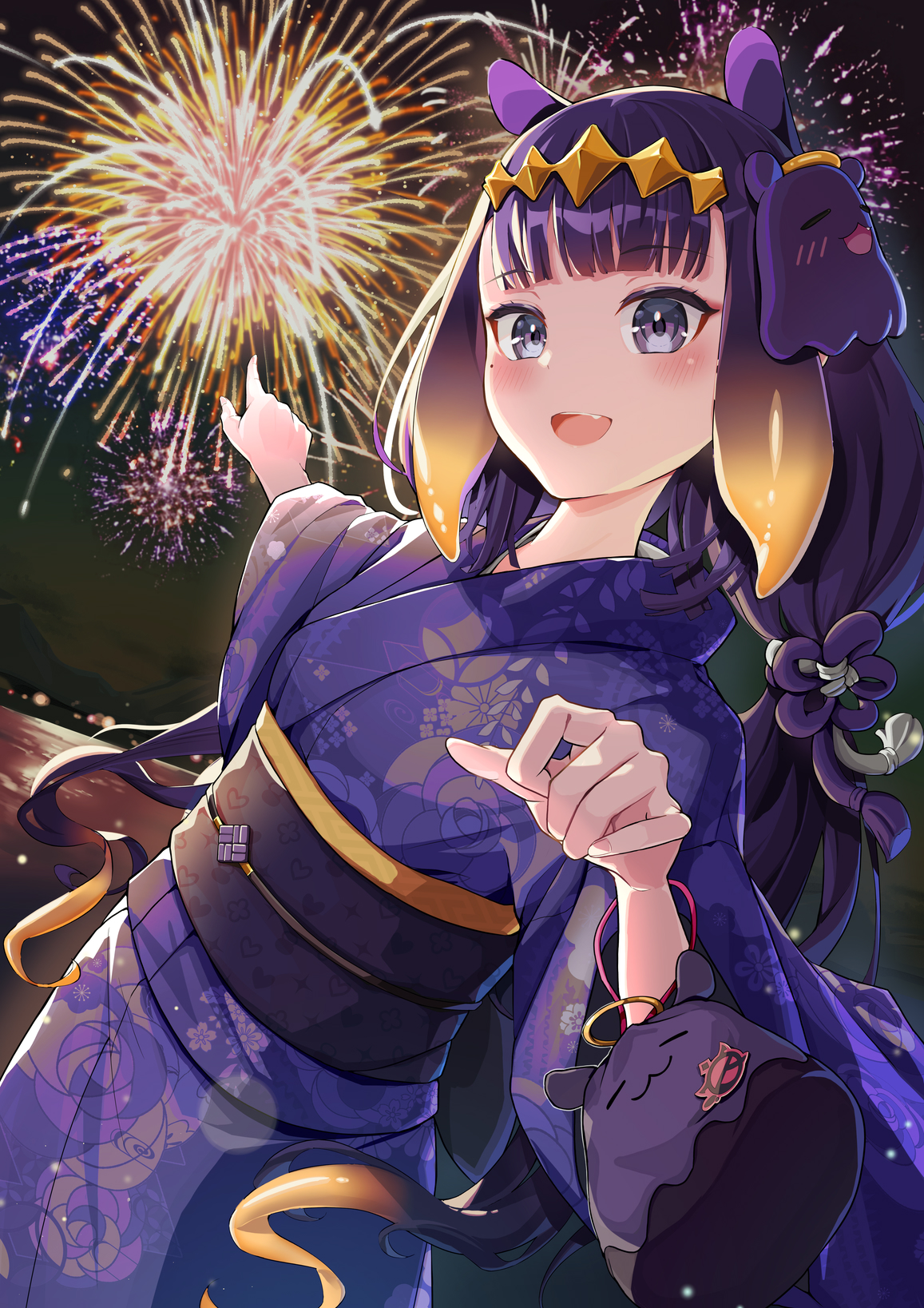 shara (syara so ju), ninomae ina'nis, takodachi (ninomae ina'nis), hololive, hololive english, commentary, english commentary, highres, 1girl, :d, aerial fireworks, alternate costume, alternate hairstyle, blue eyes, blunt bangs, center-flap bangs, fireworks, floral print, floral print kimono, gradient hair, japanese clothes, kimono, long hair, looking at viewer, low twintails, mole, mole under eye, multicolored hair, night, night sky, obi, open mouth, orange hair, outdoors, pointing, pointy ears, print kimono, purple hair, purple kimono, sash, sidelocks, sky, smile, solo, teeth, tentacle hair, twintails, upper teeth only, very long hair, virtual youtuber, yukata