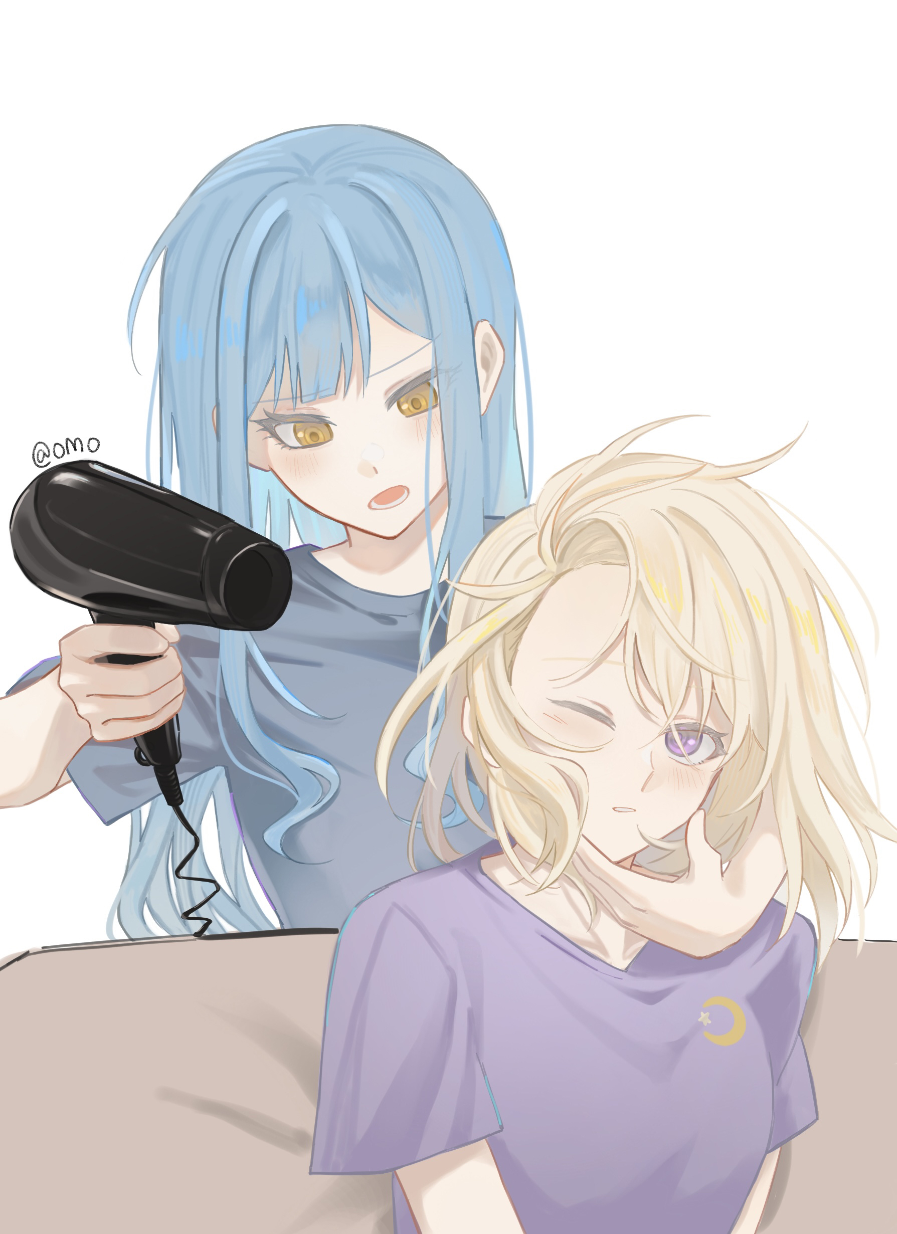 misumi uika, togawa sakiko, bang dream!, bang dream! it's mygo!!!!!, absurdres, chinese commentary, commentary request, highres, spoilers, 2girls, blonde hair, blue hair, blue shirt, blush, closed mouth, drying, drying another's hair, drying hair, hair down, hair dryer, holding, holding hair dryer, long hair, looking at another, medium hair, multiple girls, omo cccc, one eye closed, open mouth, purple eyes, shirt, short sleeves, sidelocks, simple background, t-shirt, upper body, white background, yellow eyes