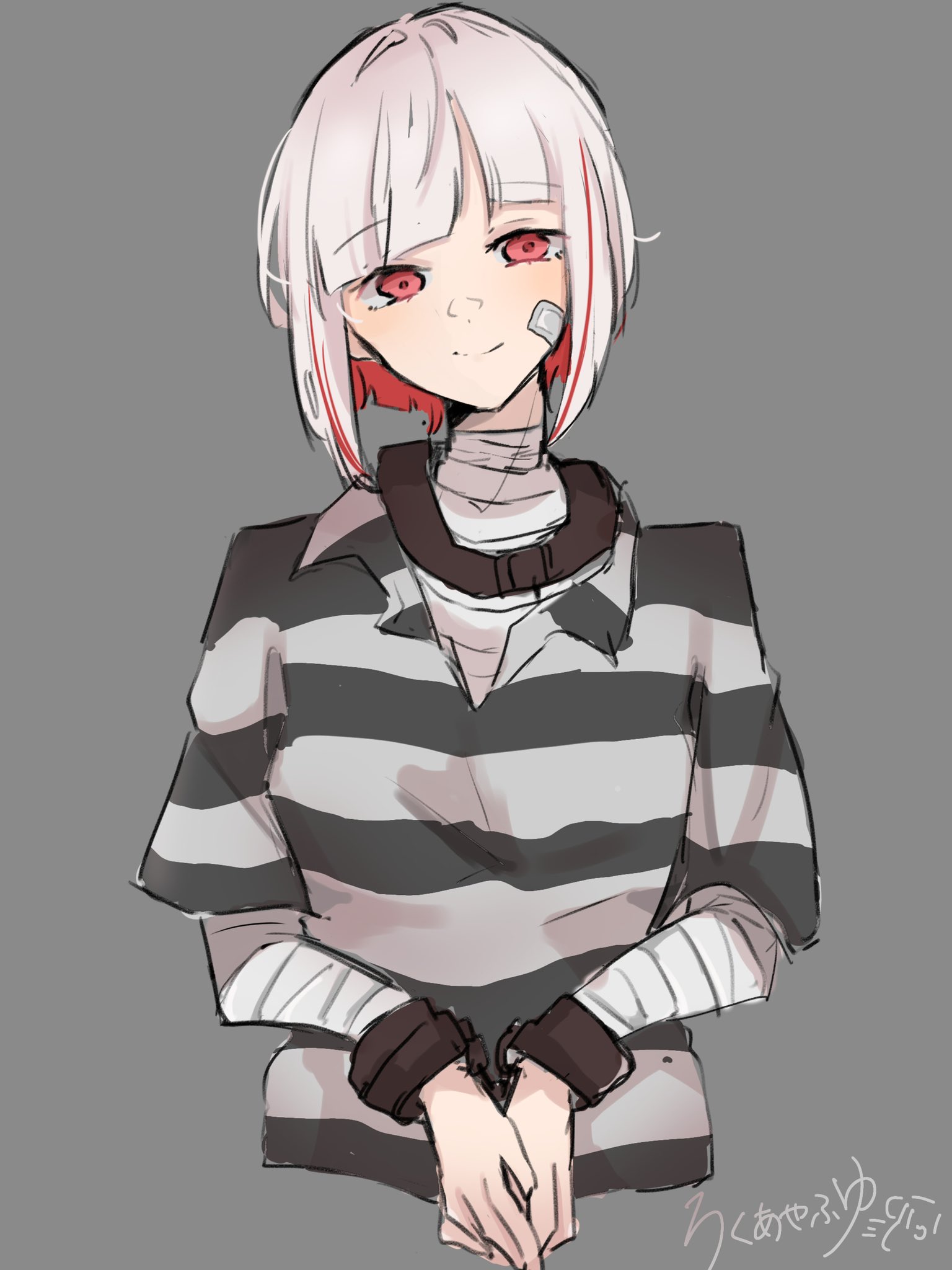 roku aya fuyu, yugiri tsuzuri, link! like! love live!, love live!, commentary request, highres, 1girl, alternate costume, artist name, bandaged arm, bandaged chest, bandaged neck, bandages, bob cut, closed mouth, collar, colored inner hair, cuffed, cuffs, grey background, handcuffs, inverted bob, looking at viewer, multicolored hair, own hands together, prison clothes, red eyes, red hair, short sleeves, signature, simple background, smile, solo, split mouth, streaked hair, virtual youtuber, white hair