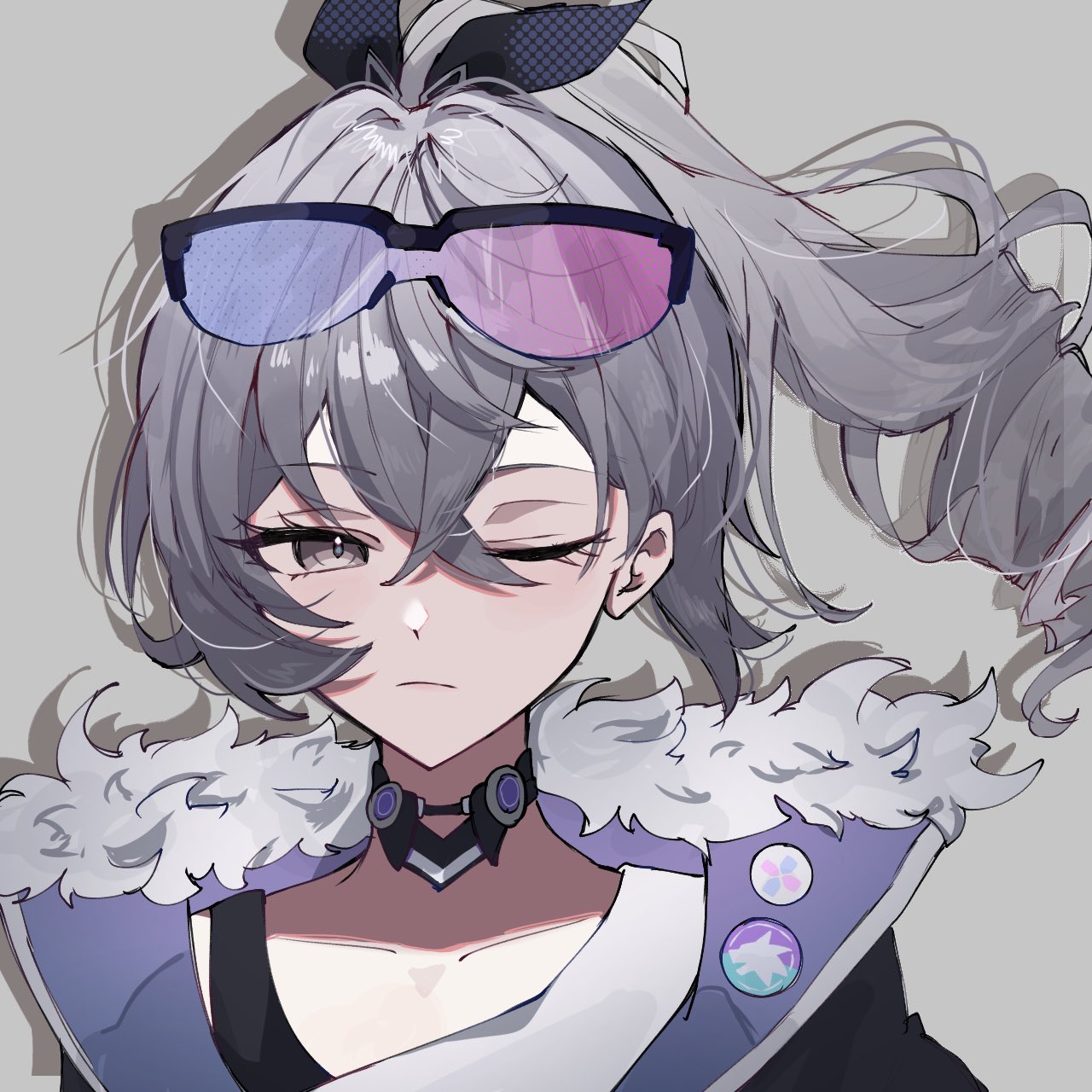 yunoji (onigiri yumi09), silver wolf (honkai: star rail), honkai: star rail, honkai (series), highres, 1girl, badge, black collar, black jacket, black sports bra, bow, button badge, collar, double-parted bangs, drill hair, drill ponytail, eyewear on head, fur-trimmed jacket, fur trim, gradient-tinted eyewear, grey background, grey eyes, grey hair, hair bow, jacket, light frown, one eye closed, portrait, short hair, simple background, single drill, solo, sports bra, tinted eyewear