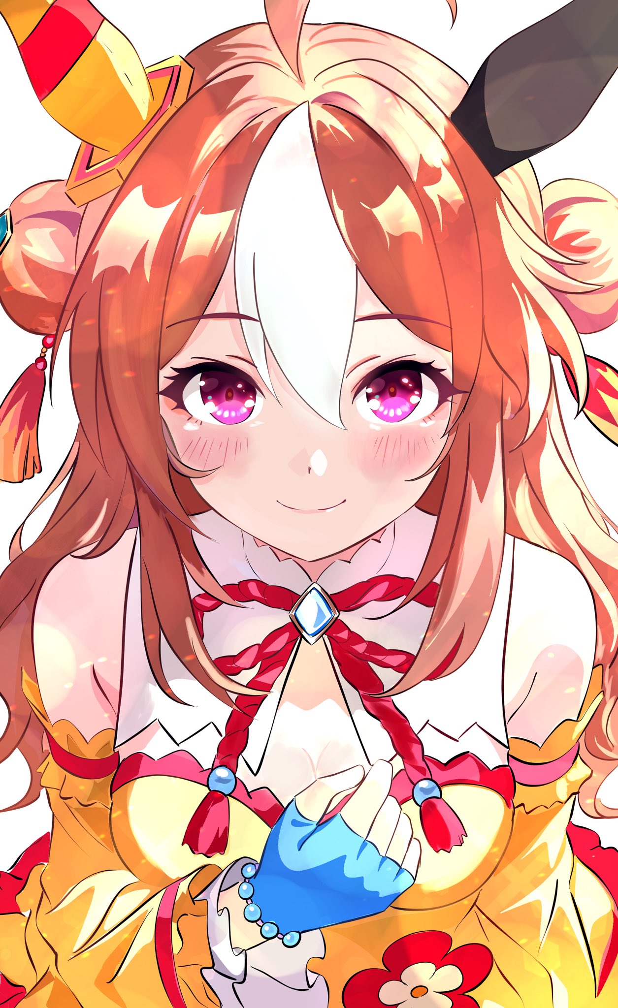 kanon (user rrhr4244), copano rickey (umamusume), umamusume, commentary, highres, 1girl, animal ears, bare shoulders, blue gloves, blush, breasts, brown hair, cleavage, closed mouth, detached sleeves, dress, fingerless gloves, frilled sleeves, frills, gloves, hair between eyes, hand up, horse ears, horse girl, long sleeves, looking at viewer, medium breasts, multicolored hair, neck ribbon, purple eyes, purple hair, red ribbon, ribbon, simple background, sleeveless, sleeveless dress, smile, solo, two-tone hair, upper body, white background, white hair, yellow dress, yellow sleeves