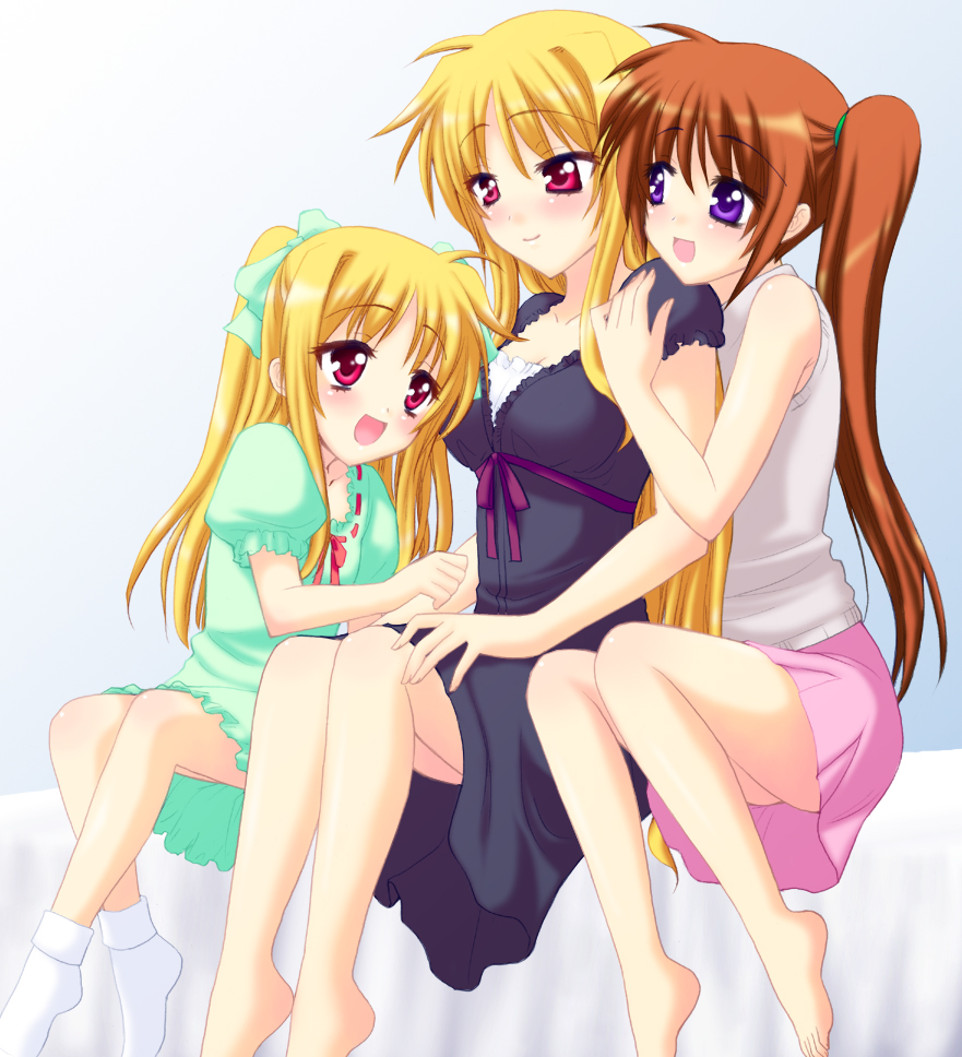 saki chisuzu, alicia testarossa, fate testarossa, takamachi nanoha, lyrical nanoha, mahou shoujo lyrical nanoha, mahou shoujo lyrical nanoha strikers, 00s, 3girls, :d, age difference, bare shoulders, barefoot, bed, bed sheet, blanket, blonde hair, blue eyes, blush, bow, brown hair, child, closed mouth, dress, feet, hair bow, height difference, hug, hug from behind, laughing, long hair, multiple girls, on bed, onee-loli, open mouth, ponytail, red eyes, siblings, side ponytail, sisters, sitting, skirt, smile, time paradox, toes, twintails, yuri