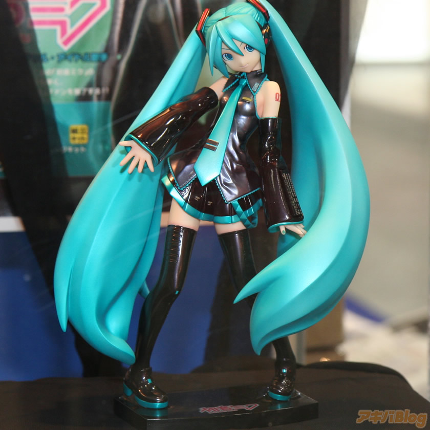 hatsune miku, vocaloid, wonder festival, wonder festival 2008, photo (medium), figure, long hair, solo, thighhighs, twintails, very long hair