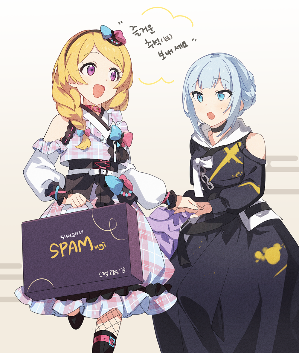 ap bar, emily stewart, shiraishi tsumugi, idolmaster, idolmaster million live!, translation request, 2girls, alternate hairstyle, bare shoulders, black dress, blonde hair, blue eyes, blunt bangs, braid, detached sleeves, dot nose, dress, grey hair, hat, holding, holding hands, holding suitcase, idol, idol clothes, korean text, long hair, multiple girls, official alternate costume, open mouth, parted bangs, plaid clothes, plaid dress, purple eyes, simple background, standing, standing on one leg, suitcase, sweatdrop