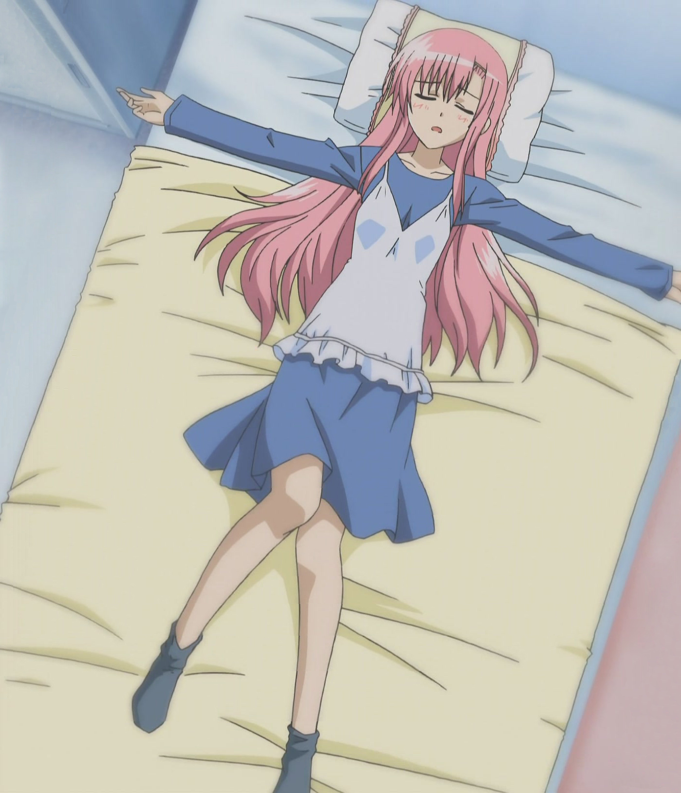 katsura hinagiku, hayate no gotoku!, anime screenshot, highres, 00s, 1girl, bed, female focus, long hair, long legs, lying, pink hair, solo