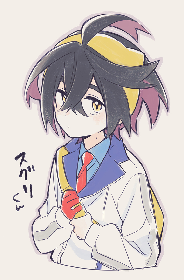 wannyanpu, kieran (pokemon), nintendo, pokemon, pokemon sv, 1boy, black hair, blue shirt, character name, closed mouth, collared shirt, cropped torso, gloves, grey background, hair between eyes, hairband, jacket, long sleeves, looking at viewer, male focus, mole, mole on neck, multicolored hair, purple hair, red gloves, shirt, simple background, single glove, solo, upper body, white jacket, yellow bag, yellow eyes, yellow hairband