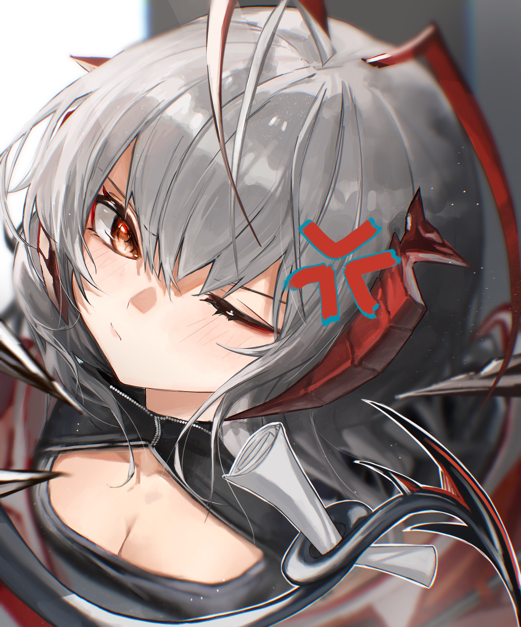 kirihara aki, w (arknights), wis'adel (arknights), arknights, highres, 1girl, antenna hair, black shirt, closed mouth, cross-shaped pupils, demon girl, demon tail, grey hair, grin, hair between eyes, looking at viewer, medium hair, multicolored hair, one eye closed, red hair, shadow, shirt, smile, solo, spotlight, streaked hair, symbol-shaped pupils, tail, upper body