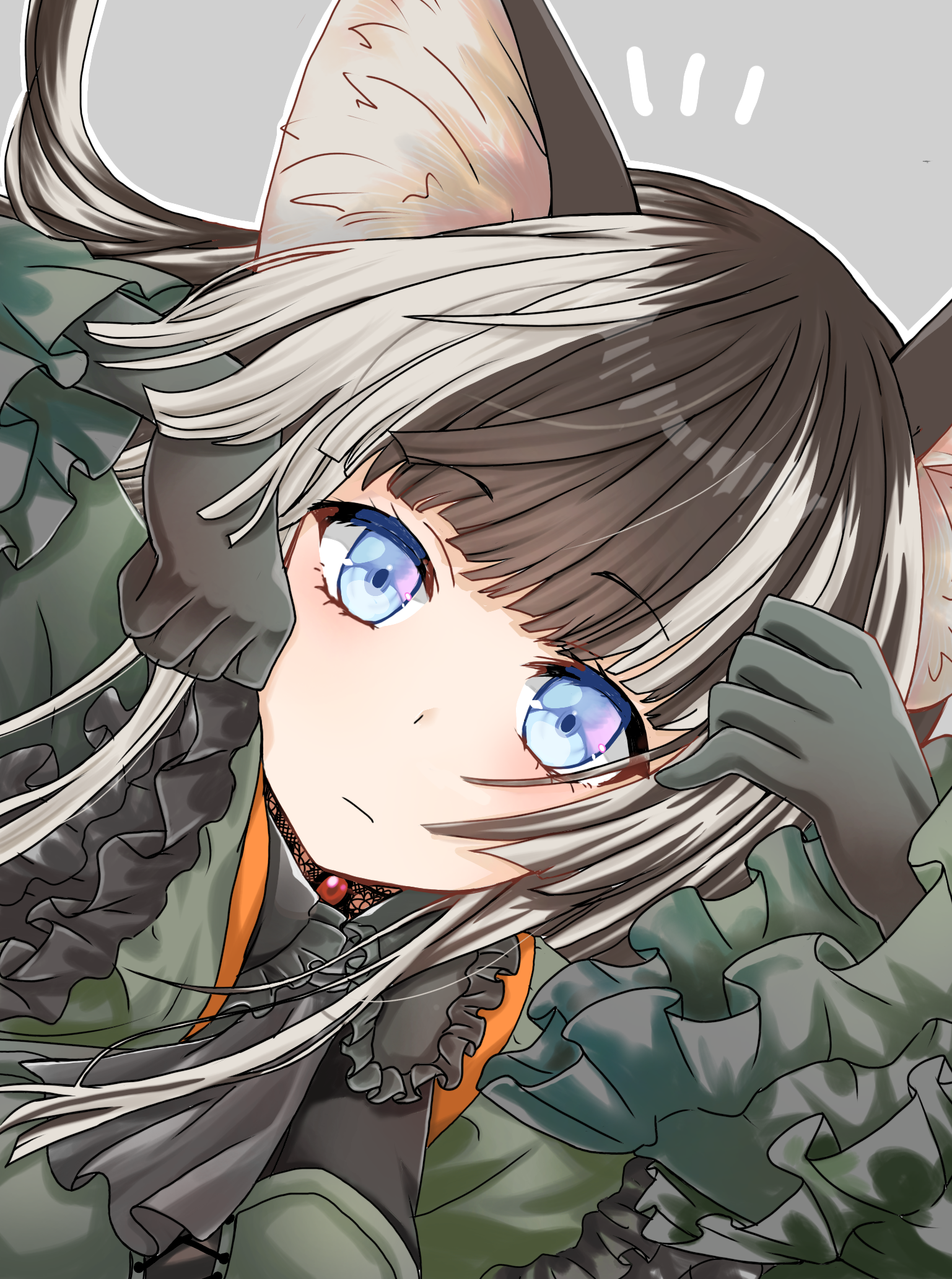 momozakura nanao, juufuutei raden, hololive, commentary request, highres, 1girl, animal ears, ascot, black ascot, black gloves, blue eyes, cat ears, cat girl, gloves, grey background, kemonomimi mode, long sleeves, looking at viewer, multicolored hair, paw pose, simple background, solo, upper body, virtual youtuber