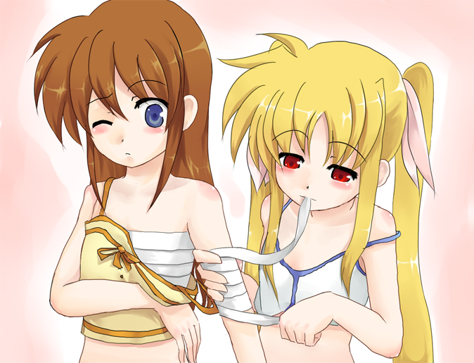 pizanuko, fate testarossa, takamachi nanoha, lyrical nanoha, mahou shoujo lyrical nanoha, 00s, 2girls, bandaged arm, bandages, blonde hair, blue eyes, brown hair, long hair, mouth hold, multiple girls, one eye closed, purple eyes, red eyes, sarashi, twintails, wink