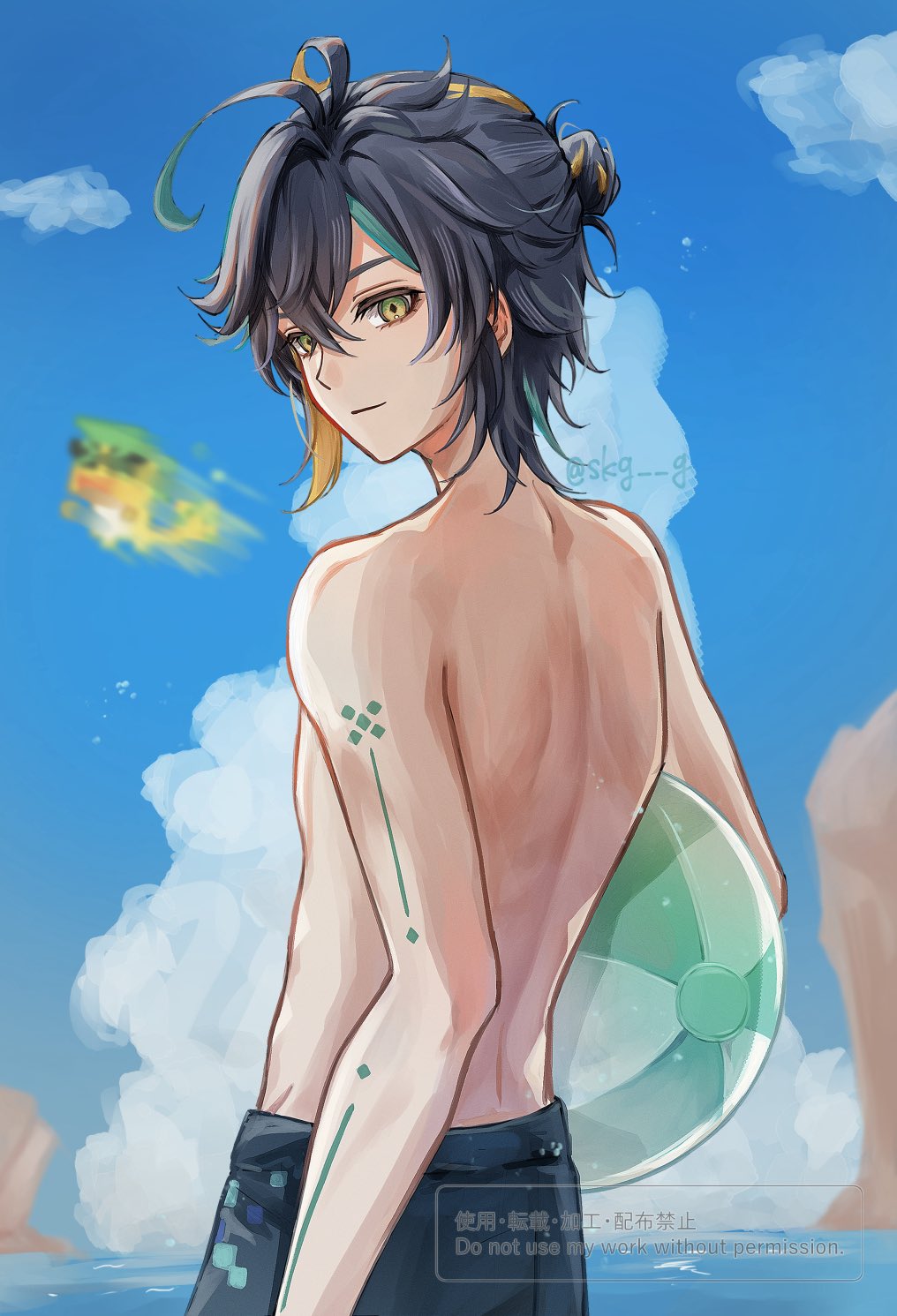ajaw (genshin impact), kinich (genshin impact), kinich (hot springs) (genshin impact), genshin impact, highres, 1boy, 1other, back, ball, beachball, black hair, black male swimwear, blonde hair, closed mouth, green eyes, green hair, hair between eyes, holding, holding ball, holding beachball, looking at viewer, looking back, male focus, male swimwear, multicolored hair, short hair, skg g, streaked hair, topless male