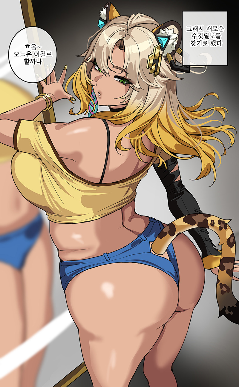 hella p, xilonen (genshin impact), genshin impact, commentary request, highres, korean commentary, translation request, 1girl, animal ear fluff, animal ears, blonde hair, blue shorts, bra strap, bracelet, braid, breasts, cowboy shot, cropped shirt, from behind, gold bracelet, green eyes, grey background, jaguar ears, jaguar girl, jaguar tail, jewelry, korean text, large breasts, leaning forward, long hair, looking back, micro shorts, mirror, multicolored hair, multiple bracelets, parted bangs, parted lips, shirt, short sleeves, shorts, single braid, solo focus, tail, yellow shirt
