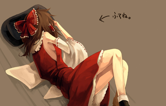 riku (artist), riku (wana), hakurei reimu, touhou, bad id, bad pixiv id, 1girl, arrow (symbol), bare shoulders, bow, breasts, brown background, brown hair, detached sleeves, dress, female focus, from behind, hair bow, long hair, long sleeves, lying, on side, red bow, red dress, sideboob, simple background, small breasts, solo