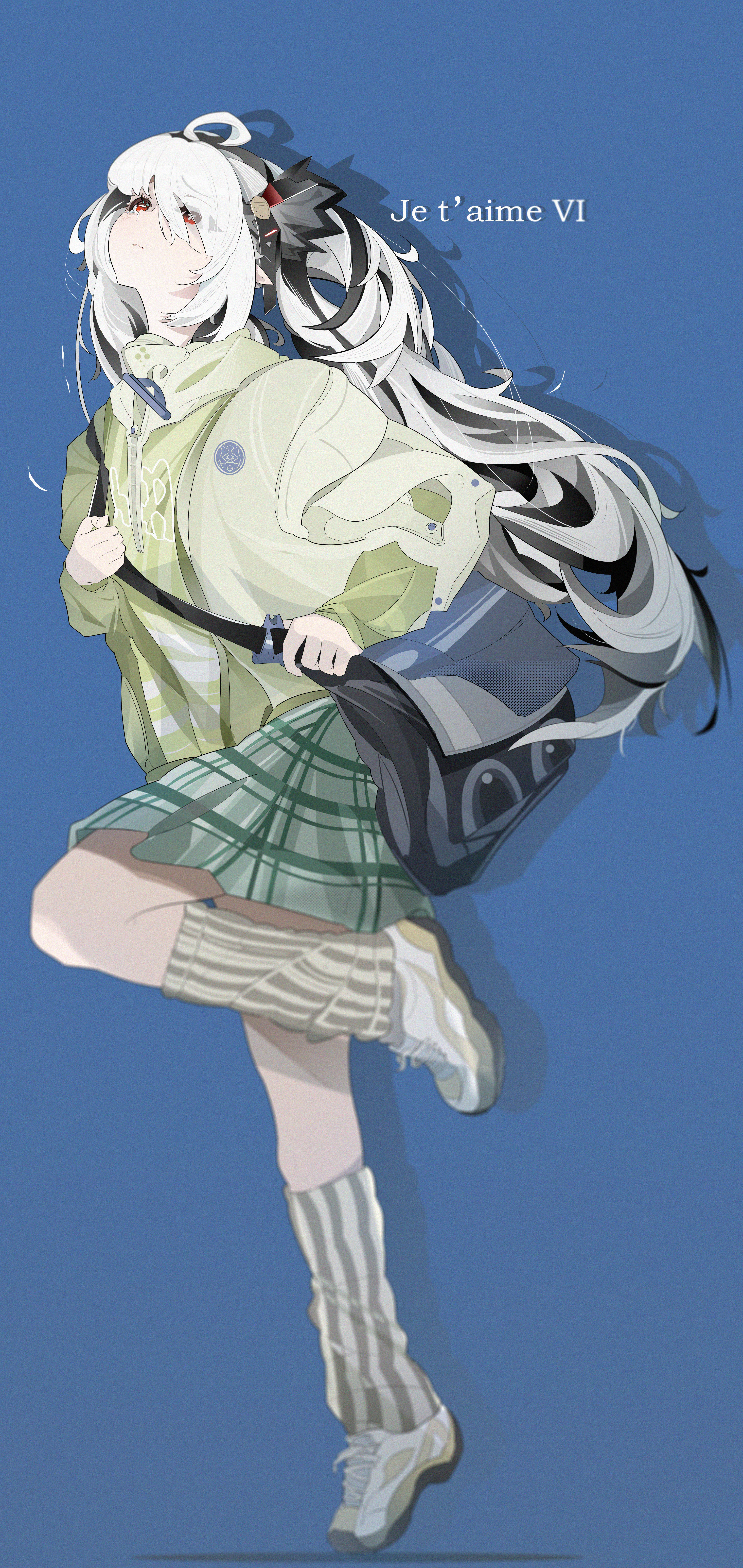 fley-lan, jetavie (pgr), punishing: gray raven, absurdres, highres, 1girl, ahoge, alternate costume, bag, black hair, blue background, checkered clothes, checkered skirt, full body, green jacket, green skirt, grey hair, hair ornament, jacket, mismatched pupils, multicolored hair, pointy ears, red eyes, shoulder bag, sidelocks, skirt, slit pupils, solo, streaked hair, symbol-shaped pupils, twintails, white hair, x-shaped pupils