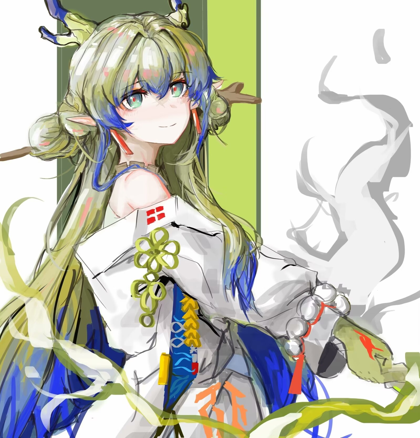 shu (arknights), arknights, chinese commentary, commentary, highres, 1girl, bare shoulders, beads, blonde hair, blue hair, closed mouth, dragon girl, dragon horns, earrings, green eyes, green hair, hair between eyes, horns, jacket, jewelry, long hair, long sleeves, looking at viewer, multicolored hair, necklace, off shoulder, pointy ears, smile, solo, vzaaaaaaa, white hair, white jacket