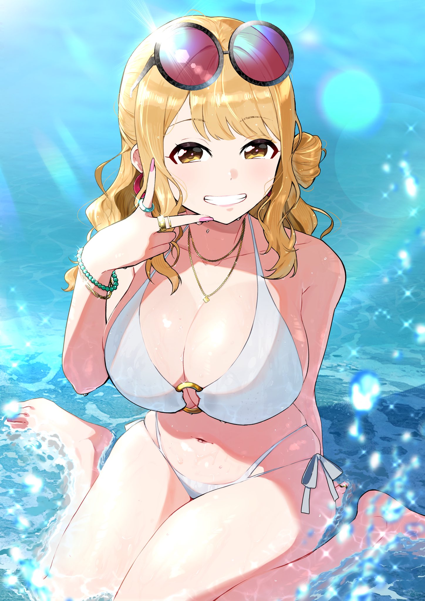 hidariude, character request, commentary request, copyright request, highres, 1girl, bikini, blonde hair, bracelet, breasts, cleavage, fingernails, glint, grin, hand up, huge breasts, in water, jewelry, lens flare, long hair, multi-strapped bikini bottom, nail polish, navel, necklace, o-ring, o-ring bikini, ocean, parted bangs, pearl bracelet, pink-tinted eyewear, pink nails, ring, round eyewear, shadow, side-tie bikini bottom, sitting, smile, solo, stomach, sunlight, swept bangs, swimsuit, tinted eyewear, v, wariza, water, water drop, wavy hair, wet, wet hair, white bikini, yellow eyes