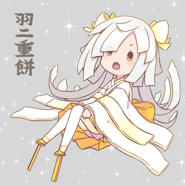 mizuki maya, original, commentary request, translation request, 1girl, character name, fang, geta, grey background, grey hair, habutae mochi, japanese clothes, kimono, kishimen hair, long hair, long sleeves, open mouth, orange eyes, parted bangs, personification, pleated skirt, simple background, sitting, skirt, solo, sparkle, tengu-geta, thighhighs, white kimono, white thighhighs, wide sleeves, yellow skirt