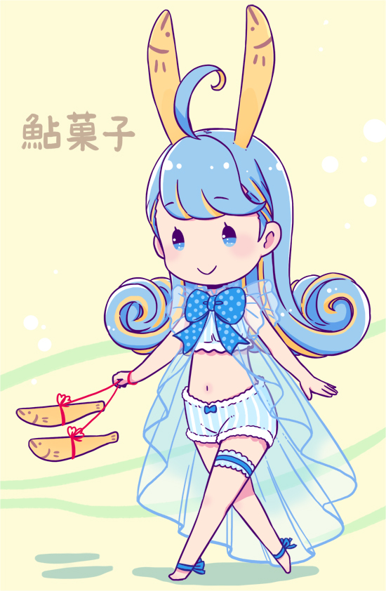 mizuki maya, original, commentary request, 1girl, ayugashi, barefoot, blonde hair, blue bow, blue bowtie, blue eyes, blue shirt, blue shorts, bow, bowtie, chibi, chibi only, closed mouth, crop top, curled ends, fish, holding, holding leash, leash, multicolored hair, navel, object and personification, pet walking, pinstripe shorts, polka dot, polka dot bow, polka dot bowtie, shirt, short shorts, shorts, smile, solo, stomach, streaked hair, walking