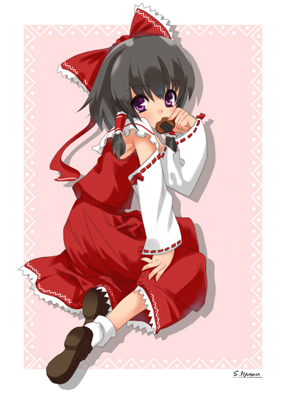 shouji ayumu, hakurei reimu, team shanghai alice, touhou, 1girl, black hair, blush, detached sleeves, dress, female focus, hair tubes, long sleeves, looking at viewer, pink background, red dress, red eyes, ribbon-trimmed sleeves, ribbon trim, short hair, sidelocks, simple background, sitting, solo, yokozuwari