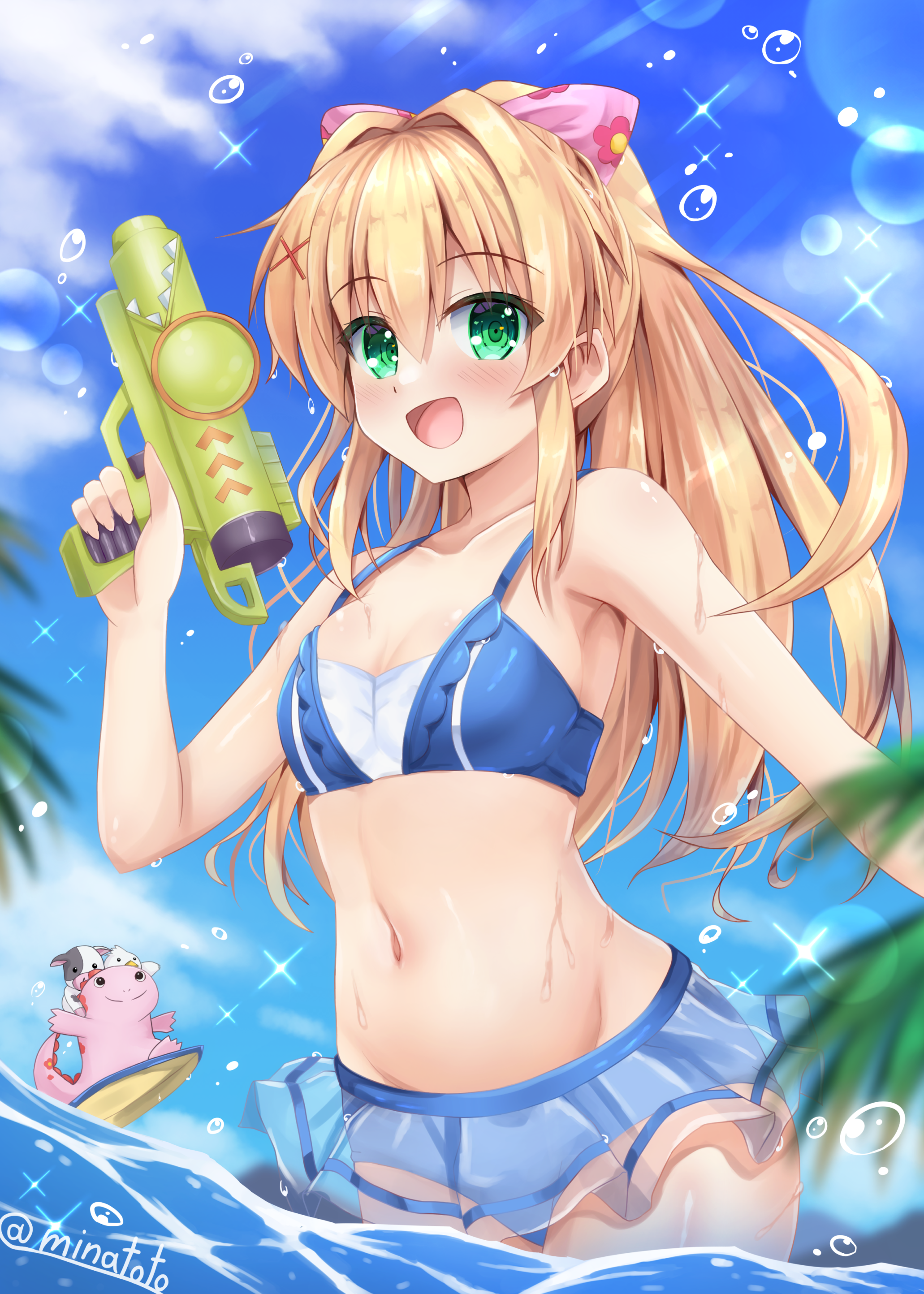 minatoto, tsumugi wenders, summer pockets, absurdres, commentary request, highres, 1girl, :d, alternate costume, alternate hairstyle, bare shoulders, bikini, bikini skirt, blonde hair, blue bikini, blue sky, blurry, blush, bow, breasts, collarbone, colored eyelashes, cowboy shot, day, depth of field, eyes visible through hair, floating hair, floral print, floral print bow, green eyes, groin, hair between eyes, hair bow, hair intakes, hair ornament, hand up, happy, holding, holding water gun, long hair, looking at viewer, navel, open mouth, outdoors, pink bow, ponytail, print bow, sidelocks, sky, small breasts, smile, solo, sparkle, stomach, straight hair, stuffed animal, stuffed cow, stuffed dinosaur, stuffed duck, stuffed toy, swimsuit, twitter username, wading, water, water drop, water gun, wet, x hair ornament