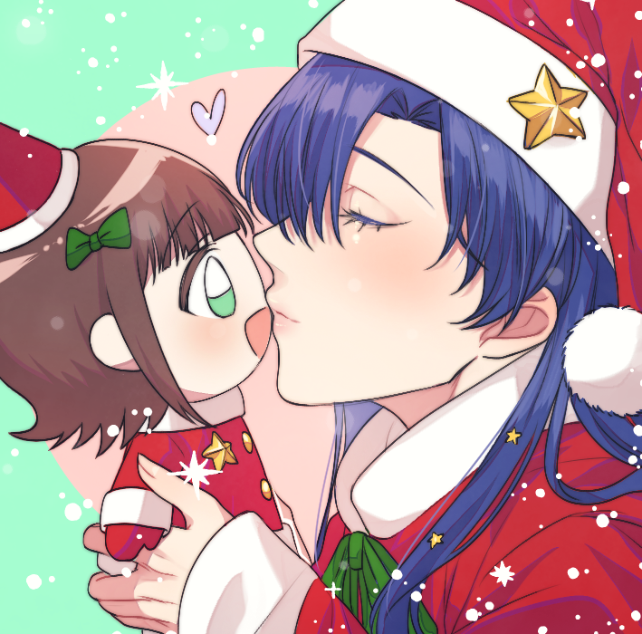 lunim (roo 0 0), amami haruka, kisaragi chihaya, idolmaster, idolmaster (classic), 2girls, blue hair, brown hair, chibi, christmas, closed eyes, closed mouth, from side, green eyes, hat, heart, holding chibi, kiss, lips, long hair, multiple girls, open mouth, profile, santa costume, santa hat, short hair, snow, star (symbol), yuri
