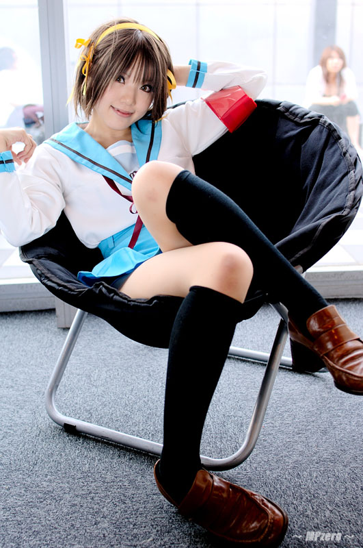 kipi-san, suzumiya haruhi, suzumiya haruhi no yuuutsu, photo (medium), 2girls, armband, asian, brown eyes, brown hair, cosplay, hair ribbon, kneehighs, loafers, looking at viewer, multiple girls, ribbon, school uniform, serafuku, shoes, smile, socks, solo focus, suzumiya haruhi (cosplay)