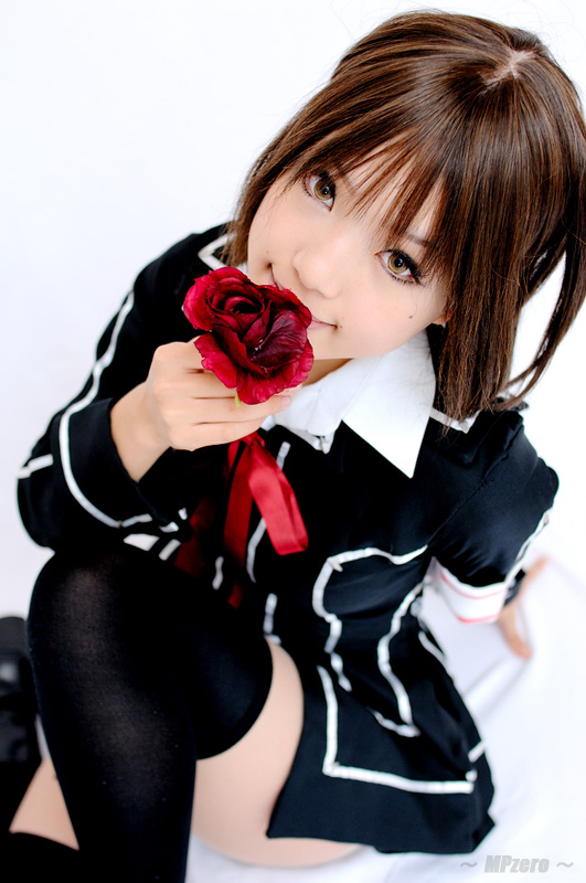 kipi-san, kurosu yuuki, vampire knight, photo (medium), 1girl, armband, asian, bow, brown eyes, brown hair, cosplay, female focus, kurosu yuuki (cosplay), petals, rose petals, school uniform, serafuku, solo, thighhighs, zettai ryouiki