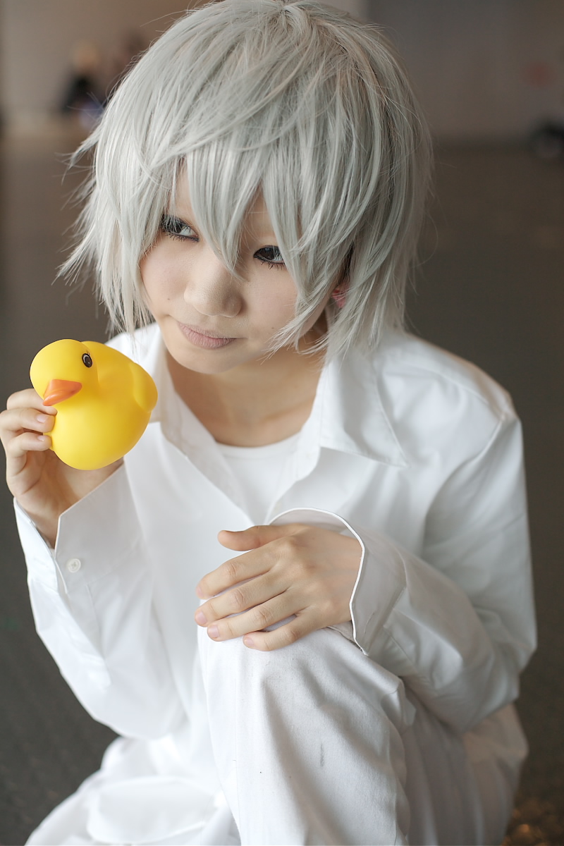 near (death note), death note, silver hair, highres, photo (medium), cosplay, dress shirt, haruta mochiko, pants, rubber duck, shirt, short hair