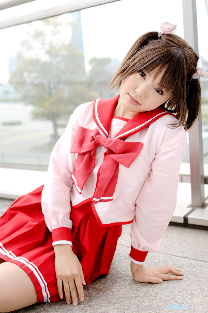 kipi-san, yuzuhara konomi, to heart (series), to heart 2, photo (medium), 1girl, arm support, asian, brown hair, cosplay, female focus, looking at viewer, mole, school uniform, serafuku, short hair, sitting, solo, twintails, yokozuwari, yuzuhara konomi (cosplay)