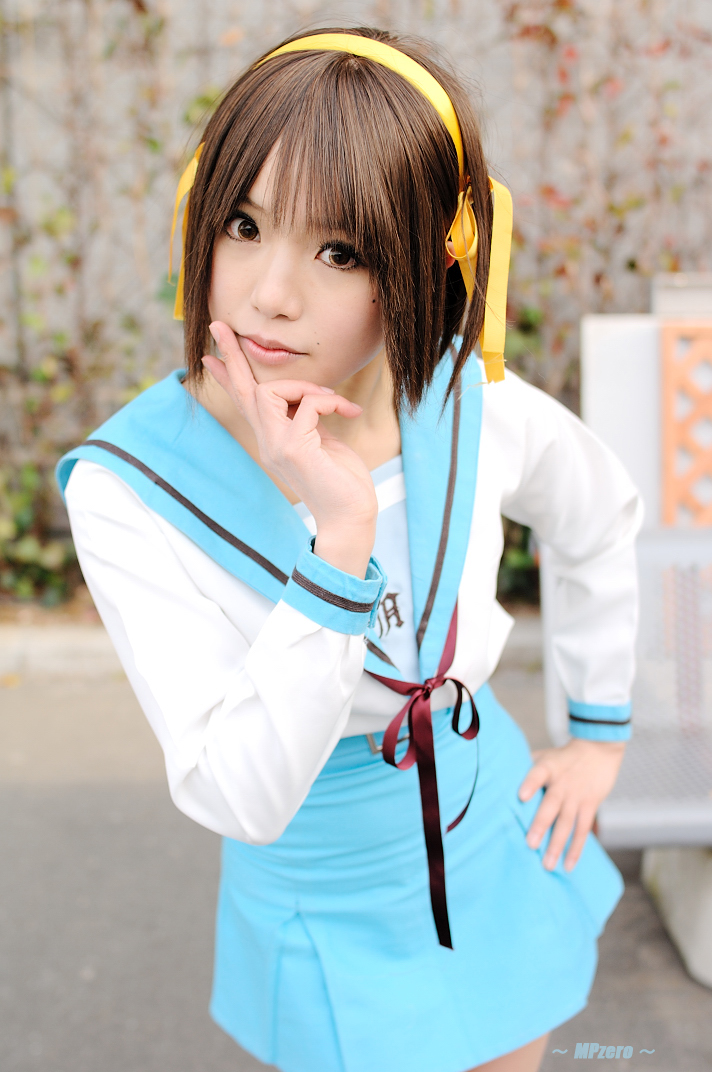 kipi-san, suzumiya haruhi, suzumiya haruhi no yuuutsu, photo (medium), 1girl, asian, brown eyes, brown hair, cosplay, female focus, looking at viewer, mole, solo, suzumiya haruhi (cosplay)