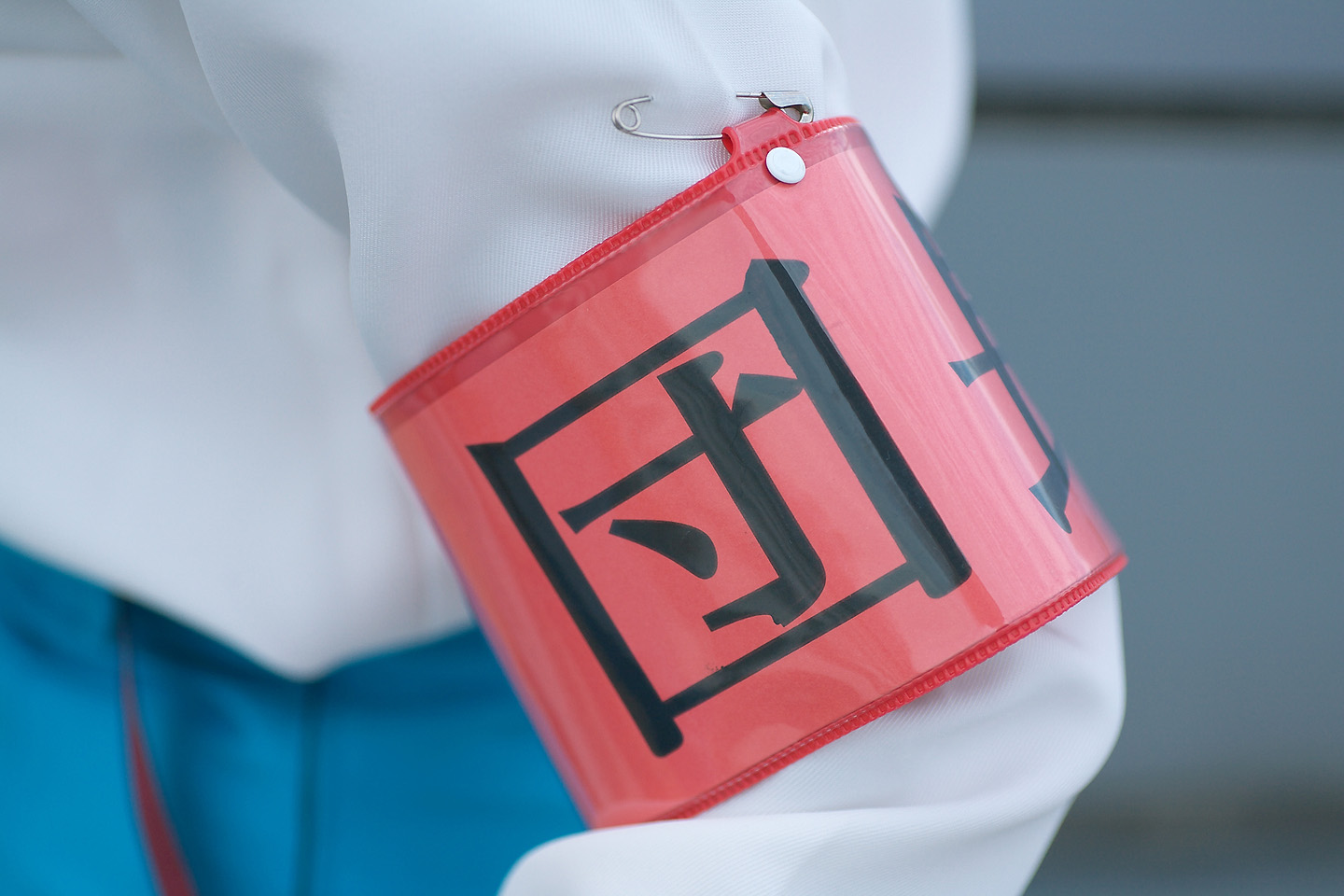 kipi-san, suzumiya haruhi, suzumiya haruhi no yuuutsu, photo (medium), 1girl, armband, asian, cosplay, female focus, solo, suzumiya haruhi (cosplay)