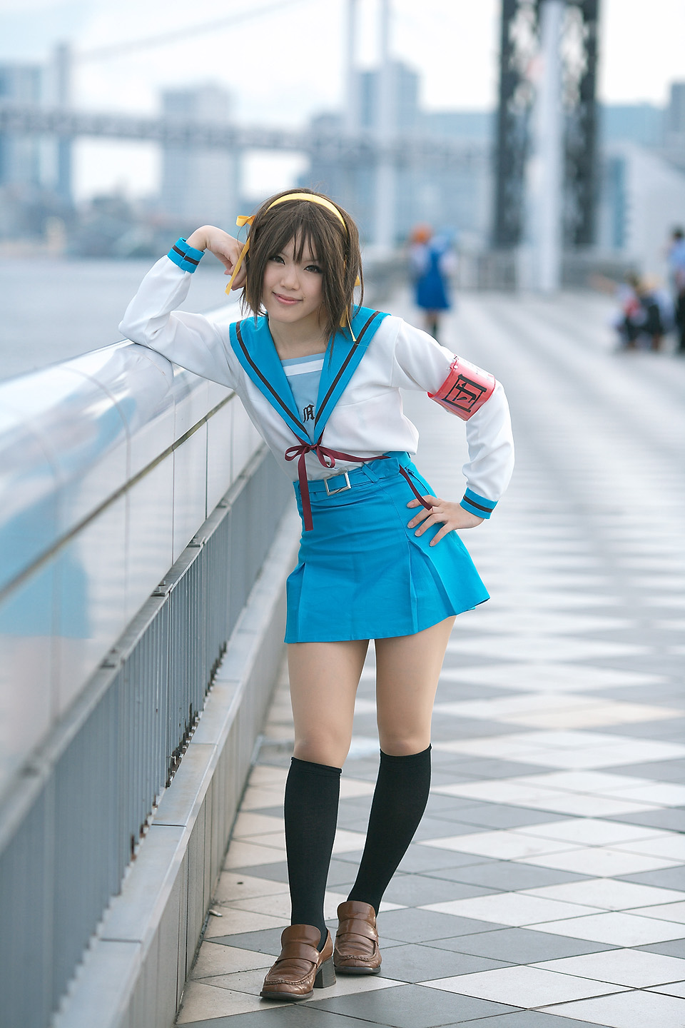 kipi-san, suzumiya haruhi, suzumiya haruhi no yuuutsu, highres, photo (medium), 1girl, armband, asian, brown eyes, brown hair, cosplay, female focus, looking at viewer, outdoors, school uniform, smile, solo, suzumiya haruhi (cosplay)