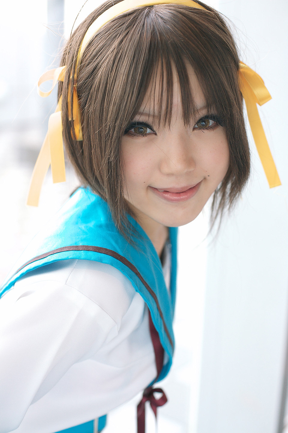 kipi-san, suzumiya haruhi, suzumiya haruhi no yuuutsu, highres, photo (medium), 1girl, asian, brown eyes, brown hair, cosplay, female focus, looking at viewer, mole, school uniform, smile, solo, suzumiya haruhi (cosplay)